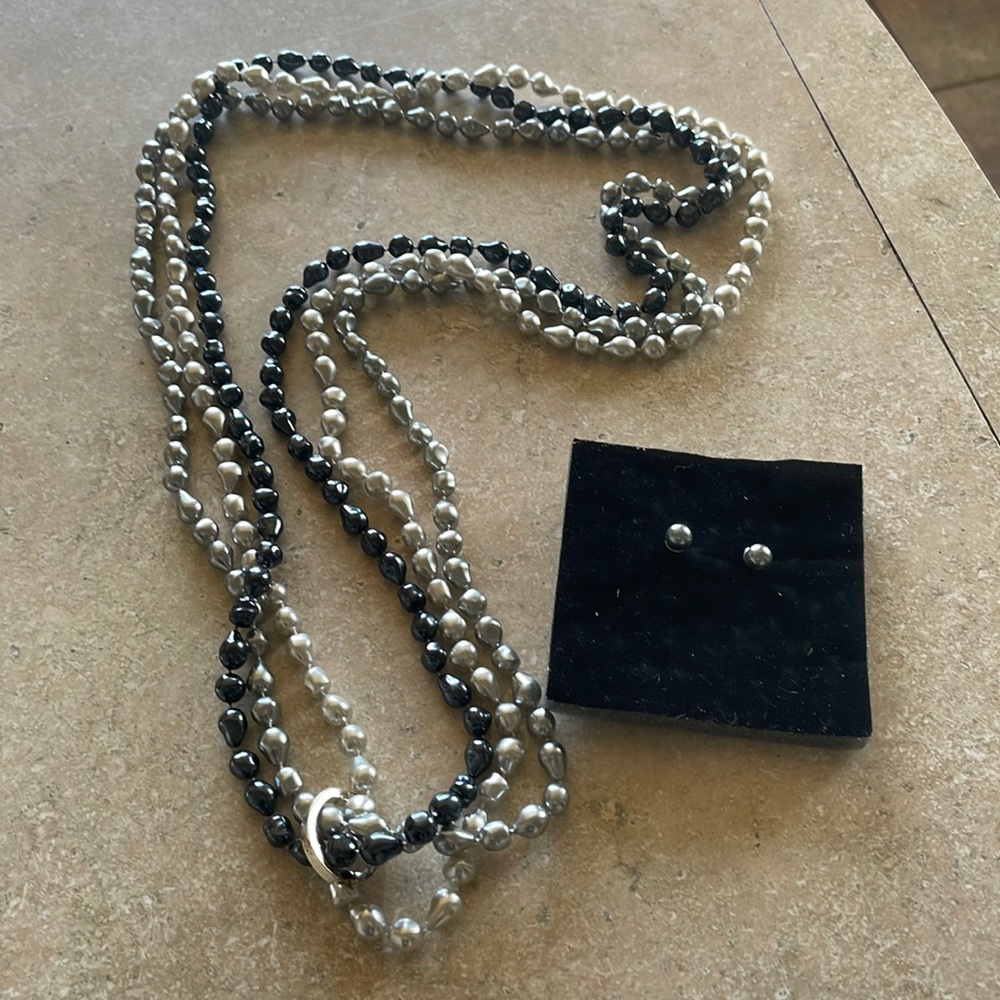 Beaded necklace with earrings